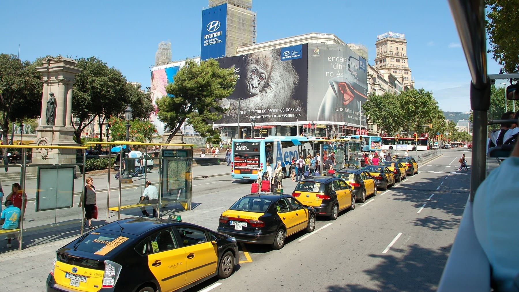 ¿Por qué los taxis en Barcelona son negros y amarillos?