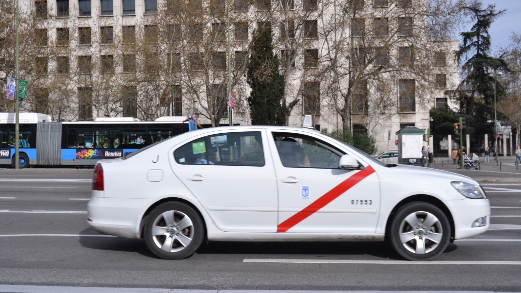 ¿Por qué los taxis en Madrid son blancos con una línea roja?