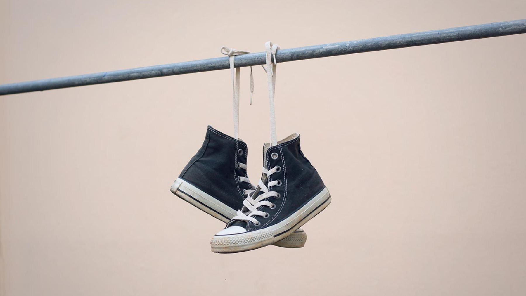 ¿Qué significan las zapatillas colgadas de los cables eléctricos en las calles?