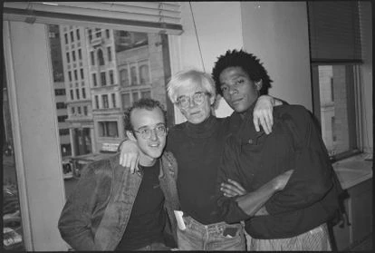Warhol, en el centro, con los artistas Keith Haring y Jean-Michel Basquiat.