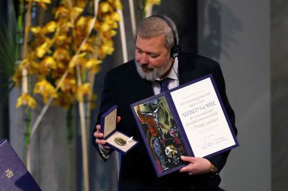El periodista Dimitri Muratov, director de 'Nóvaya Gazeta', el 10 de diciembre de 2021 tras recibir el premio Nobel de la Paz en Oslo por su defensa de la libertad de prensa.
