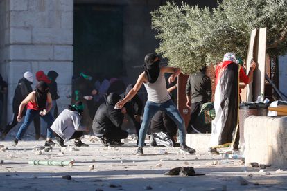150 palestinos heridos en enfrentamientos en la mezquita de Al Aqsa de Jerusalén