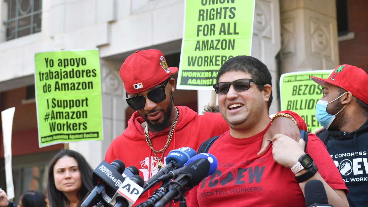 Trabajadores de Amazon en NY votan para sindicalizarse, un hito para empleados de la empresa