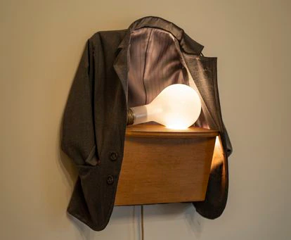 Detalle de la casa de Siri Hustvedt y Paul Auster en Nueva York: una lámpara artística de Jon Kessler titulada 'El corazón de un hombre'. 