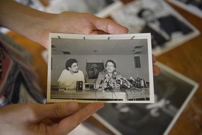 Cristián Tinoco muestra una foto de su padre Víctor Hugo con Daniel Ortega. 