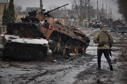 Restos de la columna de carros de combate rusos bombardeados en una calle de Bucha