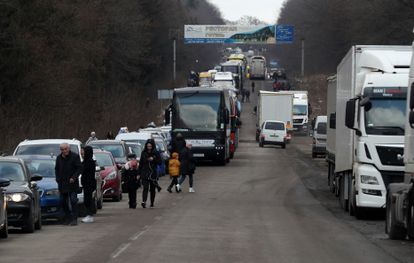 Decenas de personas extranjeras procedentes de Ucrania, en el paso fronterizo de Shehyni, en Ucrania, el 28 de febrero.