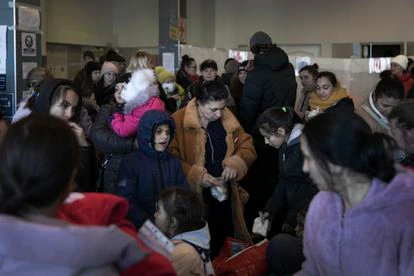 Refugiados ucranios en el recibidor de la estación de tren de Chelm, en Polonia.