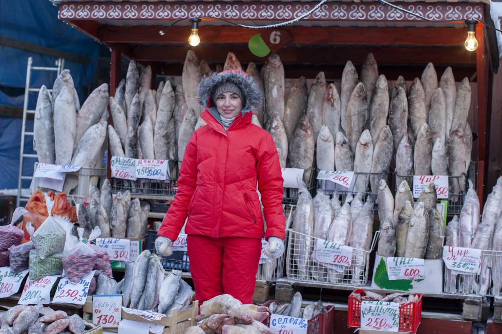 Pescado congelado en un mercado de Yakutsk (Rusia).