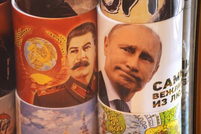 Dos tazas con los rostros de Josef Stalin y Vladímir Putin expuestas en una tienda de 'souvenirs', este miércoles.