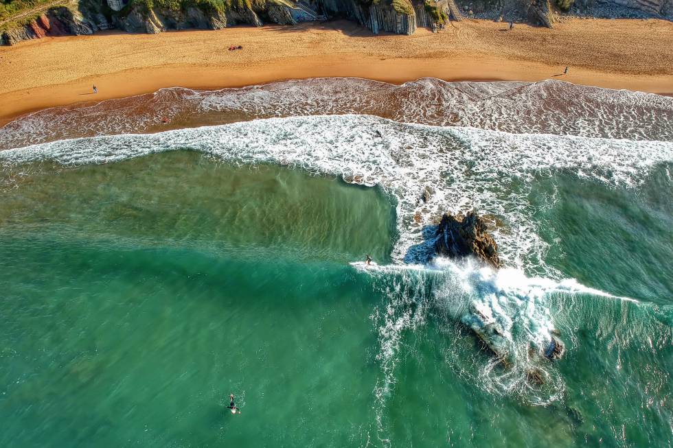 Surfistas en la playa de Sopelana (Bizkaia), uno de los destinos favoritos de los surfistas en el País Vasco.