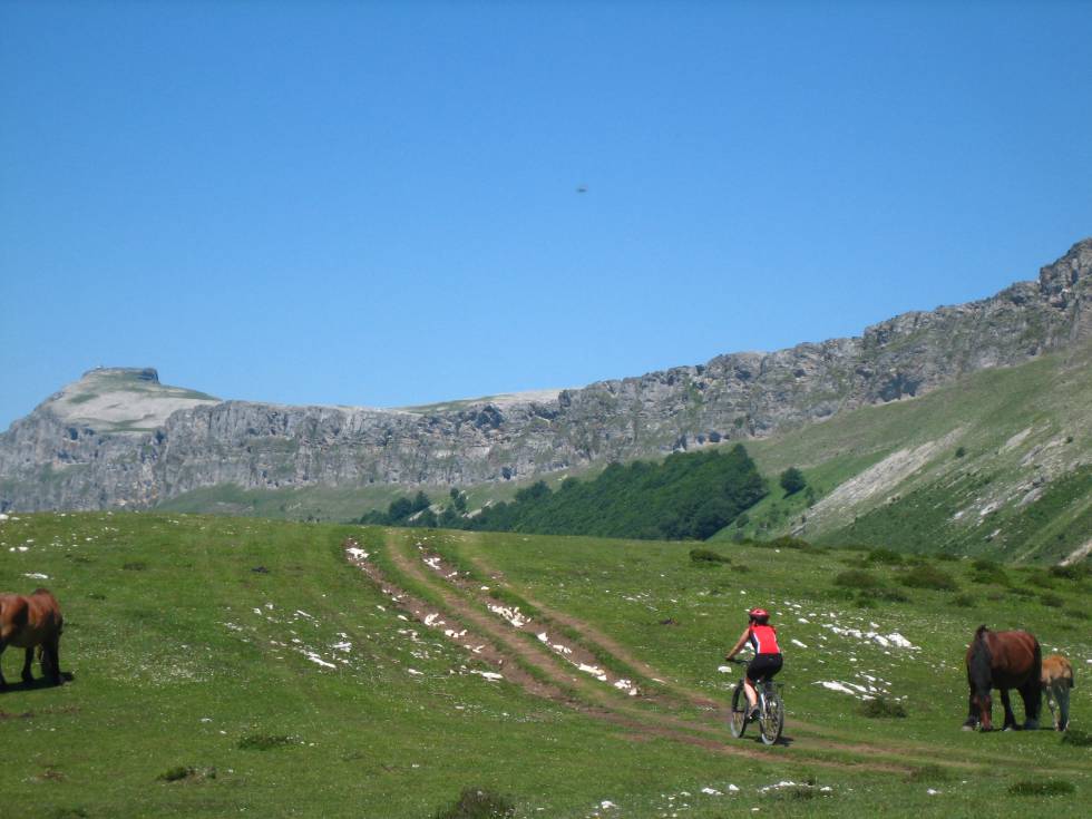 Una ciclista por un sendero del macizo de Urbasa, al oeste de Navarra.