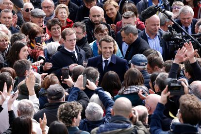 Macron, durante un recorrido electoral por Fouras (oeste de Francia) el 31 de marzo.