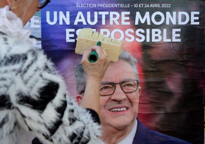 Una seguidora de Jean-Luc Mélenchon pegaba el jueves un cartel electoral con su fotografía en Hendaya, en el suroeste de Francia.