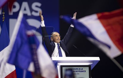 Eric Zemmour es el candidato a la presidencia francesa situado más a la derecha, con un discurso antifeminista, islamófobo y contrario a la inmigración. En la imagen, en un mitin de campaña en París, el jueves. 
