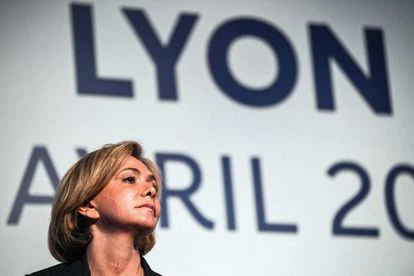 La candidata de Los Republicanos y presidenta de la región de París, Île-de-France, Valerie Pécresse, en un acto electoral el pasado jueves en el Matmut Stadium de Lyon, en el sureste de Francia. Pécresse ha caído al quinto puesto en intención de voto.