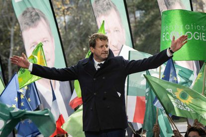 Yannick Jadot, candidato ecologista, saludaba el jueves en Nantes, oeste de Francia, tras ofrecer un mitin de su campaña para la primera vuelta de las elecciones presidenciales de este domingo. 