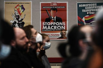 Cartel antiMacron en un acto de campaña en Burdeos el pasado miércoles del Nuevo Partido Anticapitalista, cuyo candidato en la a la presidencia es Philippe Poutou. 