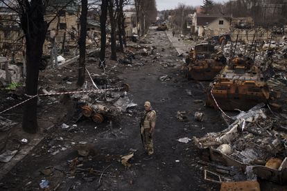 Un militar ucranio en Bucha, el pasado miércoles. 