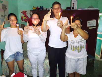 Familiares de Alexei Martínez Rojas, detenido durante las protestas en Cuba, en una imagen publicada en la página de Facebook de 'Ayuda a los valientes del 11J'.