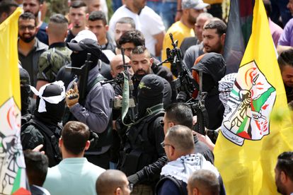 Militantes palestinos armados en el funeral por un manifestante abatido por las tropas israelíes, el lunes en Al Jader (Belén).