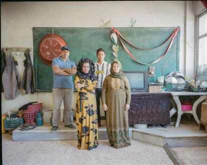 Una de las familias que vive en el aula de lo que un día fue una escuela en la gobernación de Hasake.