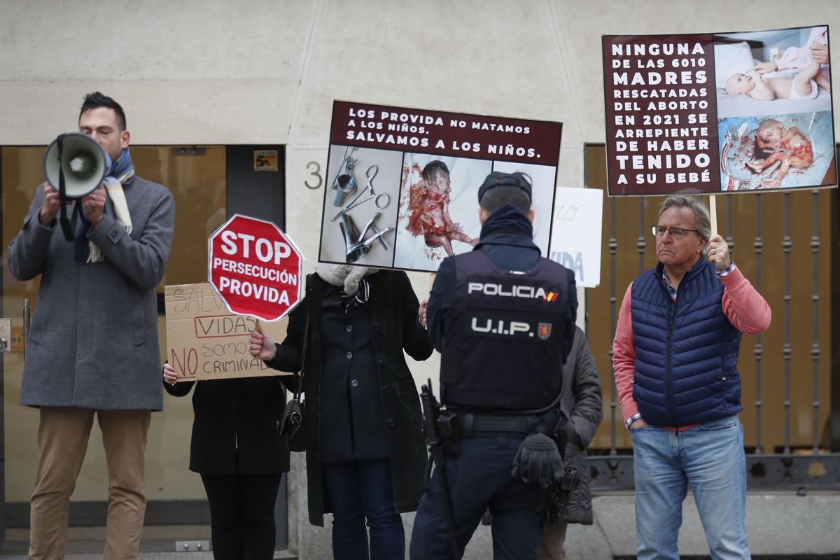 Ya es ley: acosar a las mujeres que deciden abortar es un delito en España
