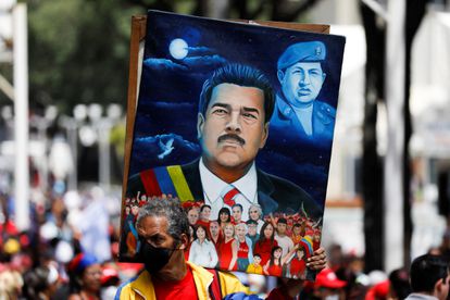 Un hombre sostiene una imagen de Maduro durante un evento en Caracas.
