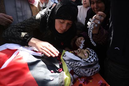 Funeral por el palestino Shawkat Abed, de 17 años, el viernes en Kfar Dan, cerca de Yenín (Cisjordania), donde murió en un choque con tropas israelíes.