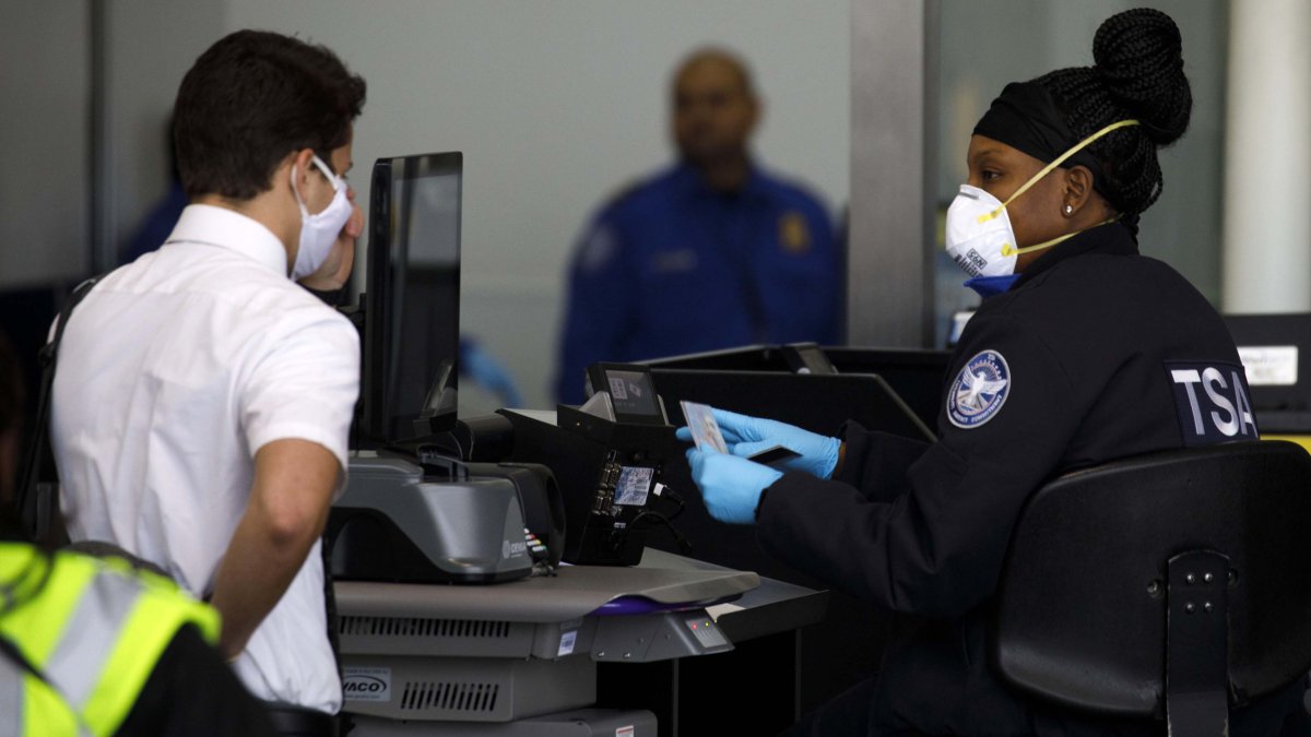 TSA extiende uso obligatorio de mascarillas en aeropuertos, autobuses y trenes