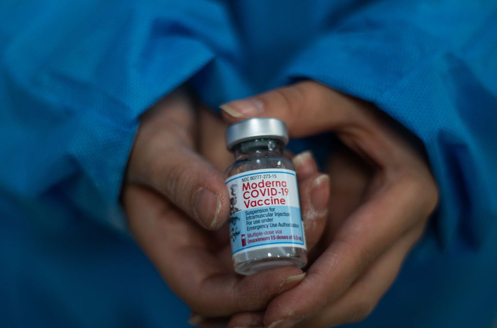 Moderna pide autorización para una cuarta dosis de la vacuna contra el COVID-19 en adultos