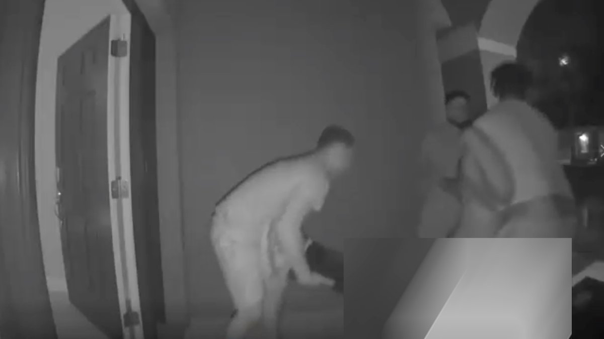 Captan en video a tres hombres en Florida sacando cadáver de casa vacacional