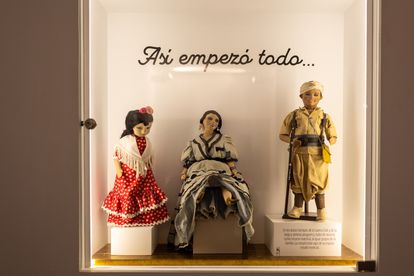 Las primeras creaciones de Muñecas Marín, como estas que se exponen en Chiclana, estaban hechas de tela y serrín.