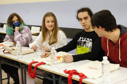 La Princesa de Asturias debate en una mesa redonda, junto con varios alumnos del IES Julio Verne. 