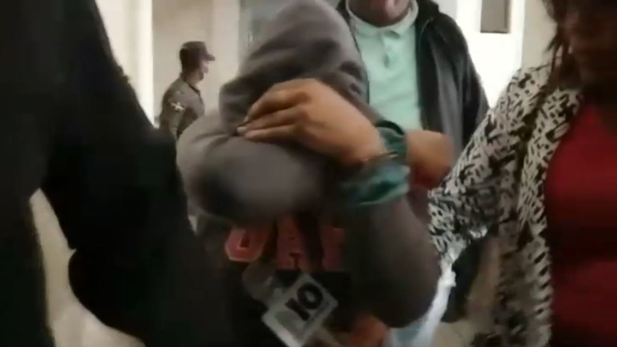 Madre colgó a su hija de dos años para ‘hacer sufrir’ al padre; grabó cuando se asfixiaba