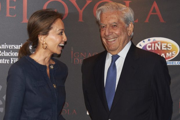 Isabel Preysler y Mario Vargas Llosa posando / Gtres