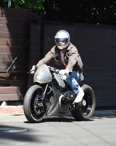 Brad Pitt en una moto / Gtres