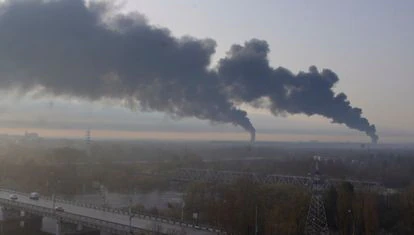 Columnas de humo sobre un depósito de petróleo, este lunes en Briansk (Rusia).