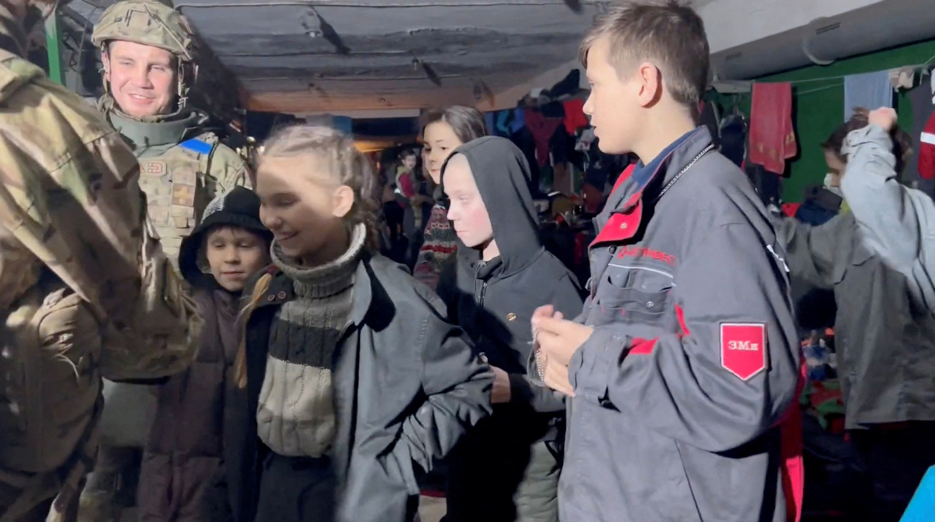 Unos niños junto a unos soldados ucranios, el sábado en la acería de Azovstal.