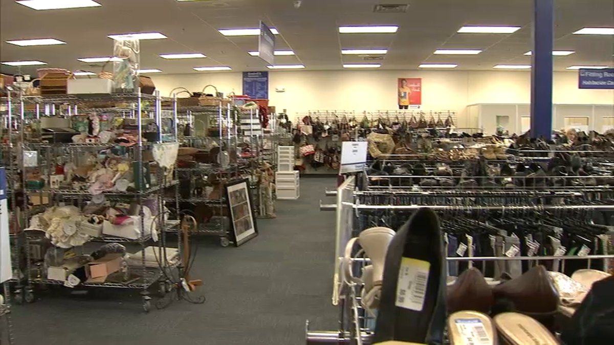 Inflación en EEUU obliga a muchos a comprar en tiendas de ropa usada