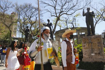 Varias personas caracterizadas como personajes literarios recorren el centro de Guadalajara.
