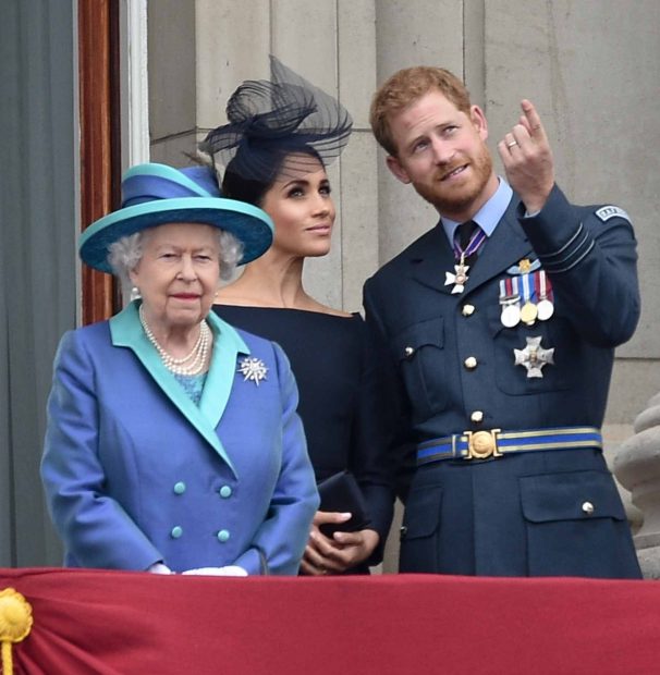 Harry y Meghan Markle con la Reina Isabel II / Gtres