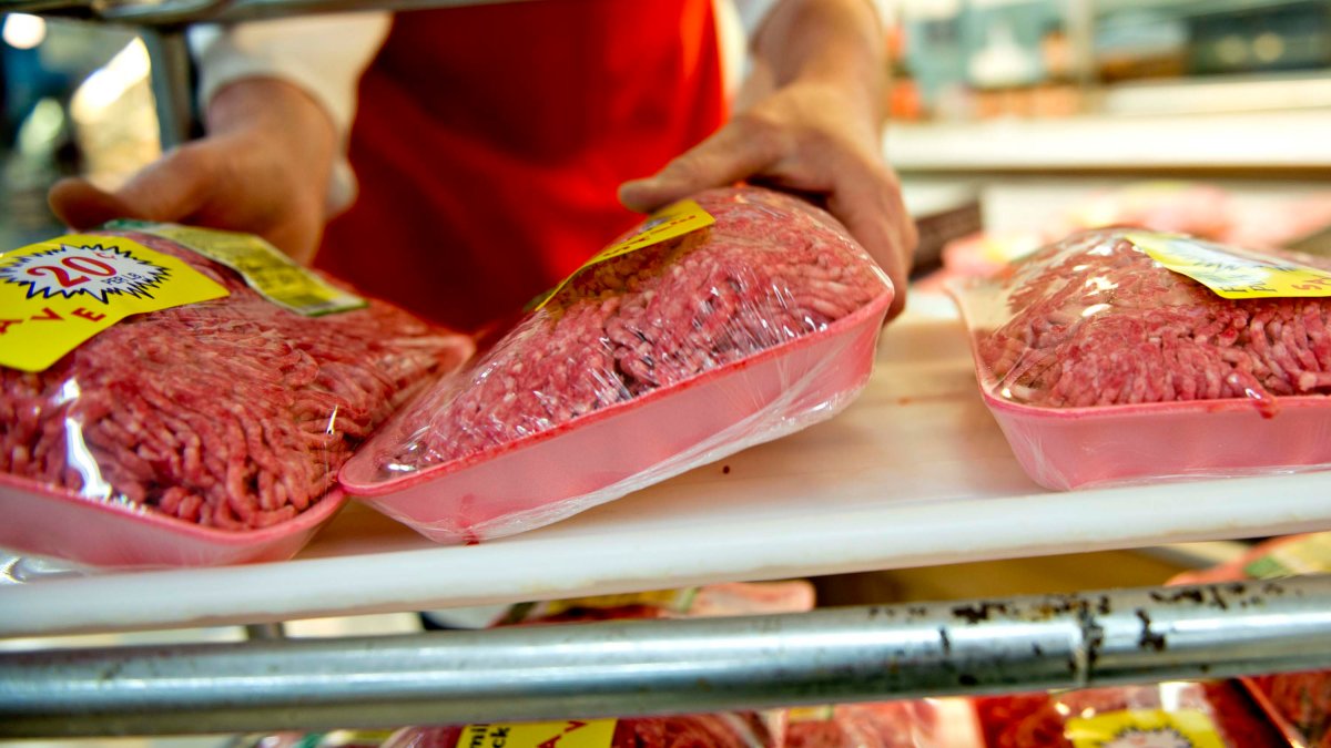 Más de 1,200 libras de carne molida retiradas por posible contaminación con E. Coli