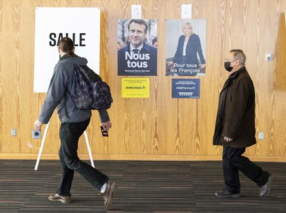 Expatriados franceses en Montreal, Canadá, acuden a las casillas de votación durante la segunda vuelta de las Elecciones Presidenciales, este sábado.