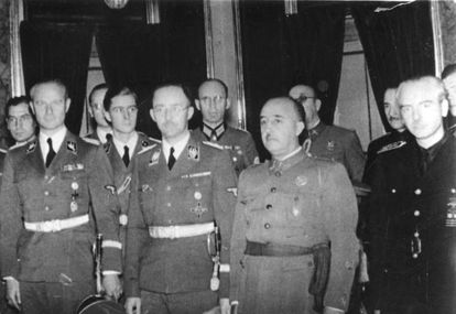 Karl Wolff, general de las SS; Himmler, jefe de las SS; Franco y Serrano Suñer, ministro de Exteriores, en una recepción a los líderes nazis en el Palacio del Pardo el 25 de octubre de 1940.