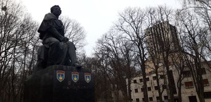 Estatua de Alexander Pushkin, a la entrada del parque que lleva su nombre en Kiev, con pegatinas con el lema “Buque ruso, vete a la mierda”, el pasado día 12.