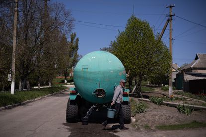 Camión de reparto de agua a los vecinos de Stepnohirsk, que carecen de agua corriente desde hace semanas.