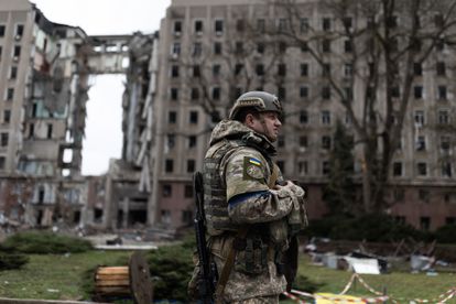 Un militar observaba el pasado viernes los restos de la sede del gobierno regional en Mikolaiv.