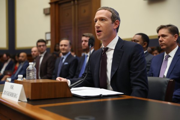 A medida que los anunciantes se rebelan, Facebook se compromete a marcar el discurso político ‘de interés periodístico’ que viola la política