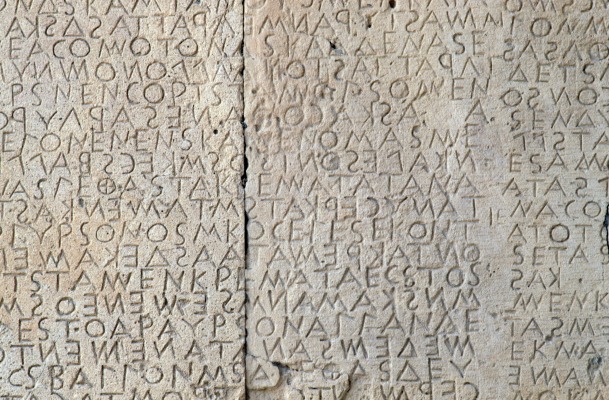 AI está ayudando a académicos a restaurar textos griegos antiguos en tablillas de piedra